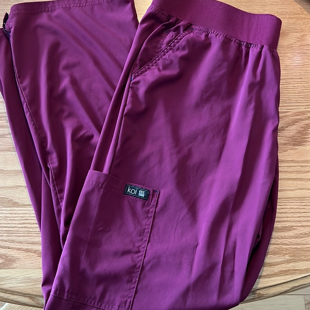 Women’s koi basics scrub pants size large Regular, wine color